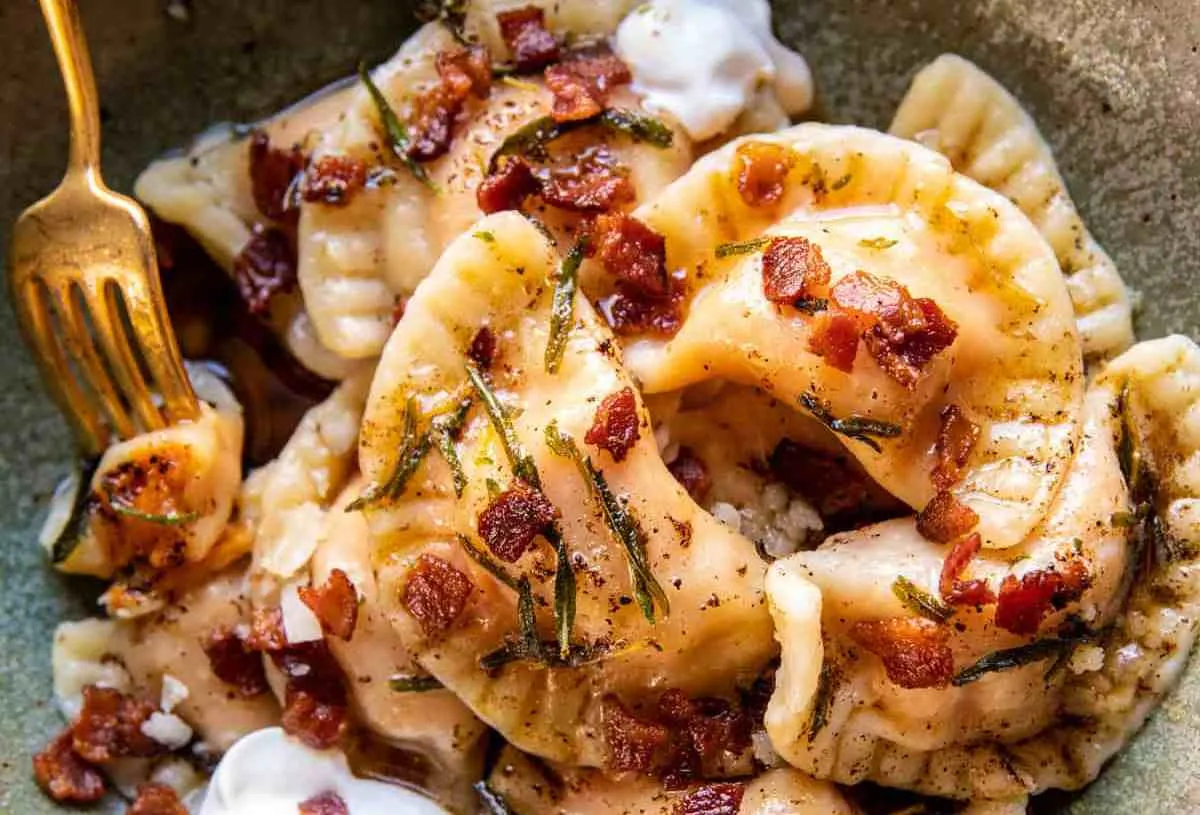 Вареники з картоплею, салом та цибулею: як зробити м'яке тісто і смачну начинку Вареники з картоплею, салом та цибулею: як зробити м'яке тісто і смачну начинку - today.ua