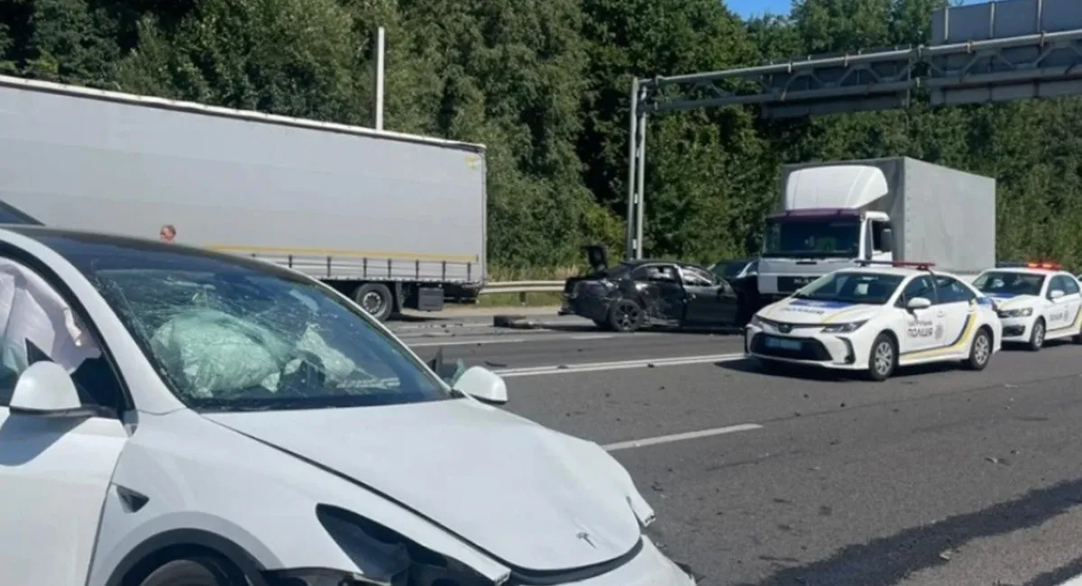 BMW, Tesla и грузовик столкнулись в масштабном ДТП на Львовщине: 7 пострадавших - today.ua