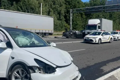 BMW, Tesla и грузовик столкнулись в масштабном ДТП на Львовщине: 7 пострадавших