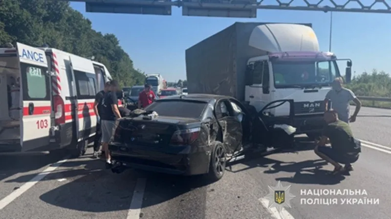 BMW, Tesla и грузовик столкнулись в масштабном ДТП на Львовщине: 7 пострадавших BMW, Tesla и грузовик столкнулись в масштабном ДТП на Львовщине: 7 пострадавших - today.ua