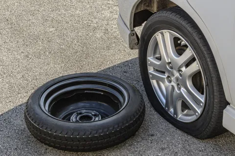 Почему новые автомобили больше не оснащают запасным колесом и что делать в случае прокола