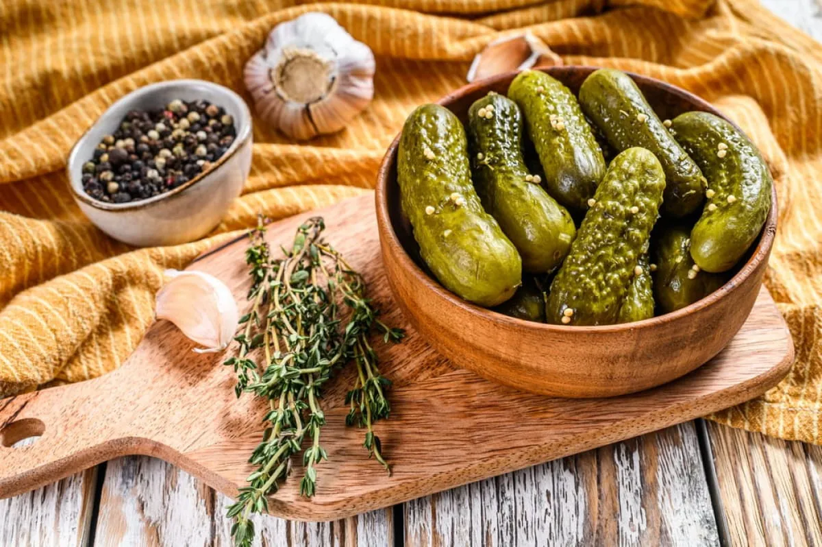Ці мариновані огірки зникають зі столу першими: пікантні, хрусткі та дуже смачні - today.ua
