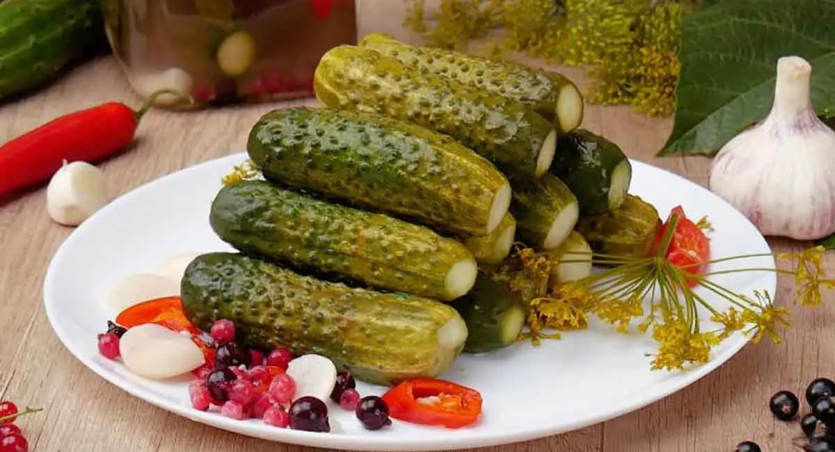 Один секретный ингредиент сделает обычные малосольные огурцы изысканной закуской - today.ua