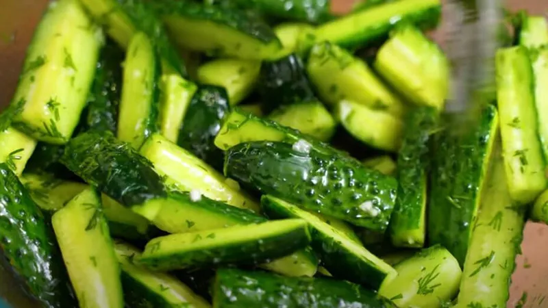 Один секретный ингредиент сделает обычные малосольные огурцы изысканной закуской Один секретный ингредиент сделает обычные малосольные огурцы изысканной закуской - today.ua