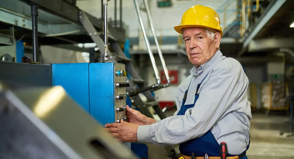 Бизнес готов брать на работу студентов и пенсионеров: какую зарплату обещают - today.ua