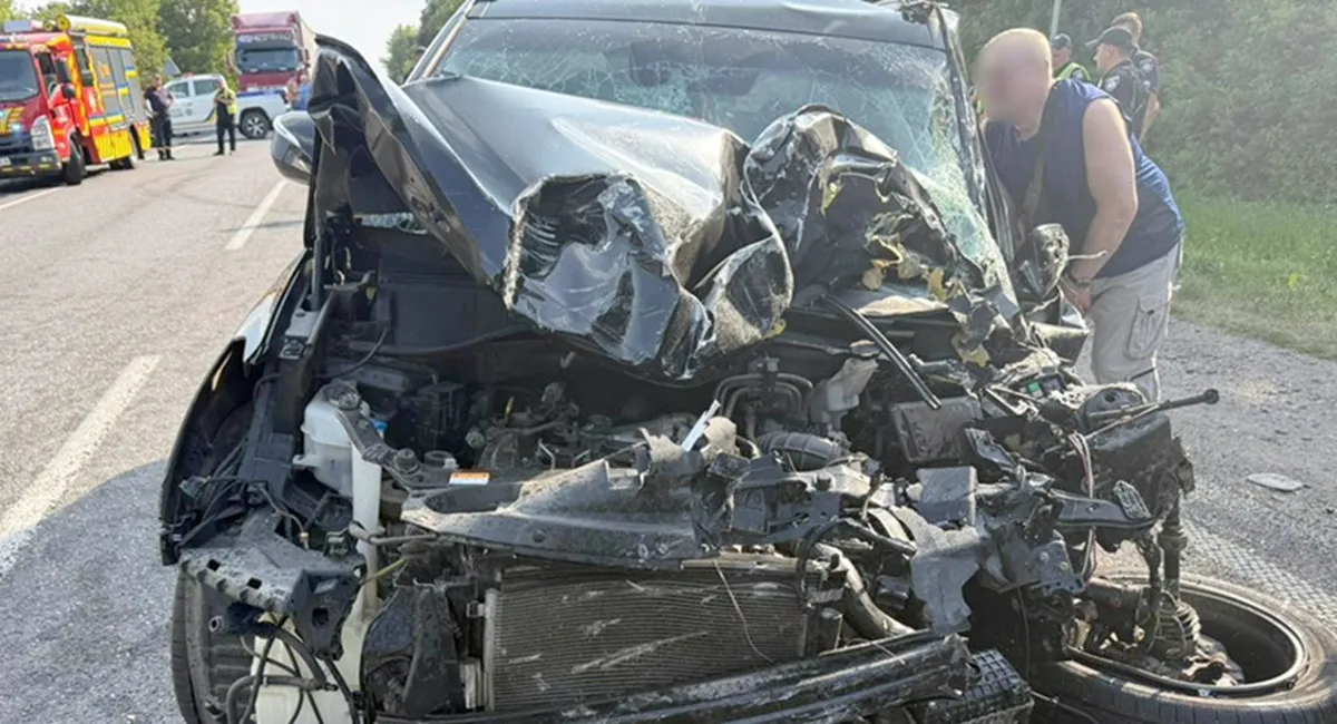 На Хмельнитчине Hyundai врезался в автобус: в ДТП пострадало 16 человек, среди них дети - today.ua