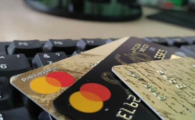 В українців при розрахунку за покупку можуть списувати гроші з різних карток - today.ua