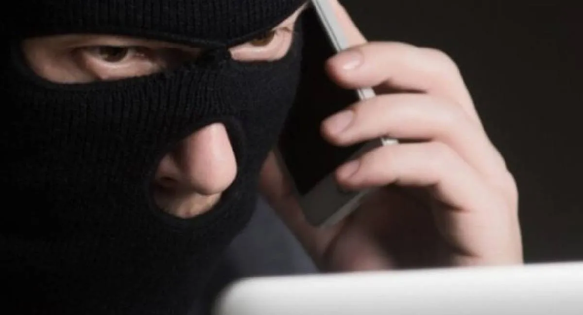 Шахраї масово видурюють гроші в українців: поліція попереджає про нову хвилю афер - today.ua