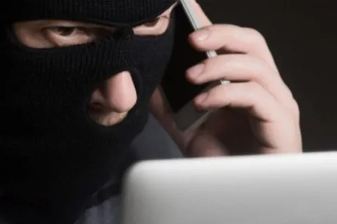 Шахраї масово видурюють гроші в українців: поліція попереджає про нову хвилю афер