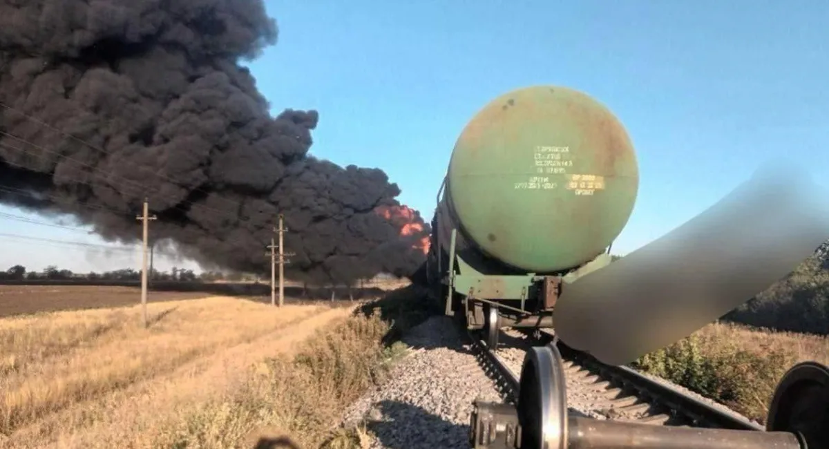 ВСУ поразили российский поезд в Запорожской области: фото пылающего состава  - today.ua