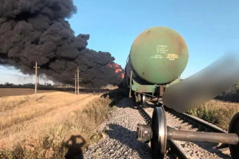ВСУ поразили российский поезд в Запорожской области: фото пылающего состава 