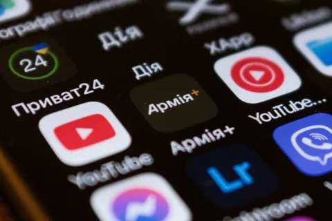 Українці почали масово видаляти додаток Приват24 зі своїх смартфонів: що стало причиною