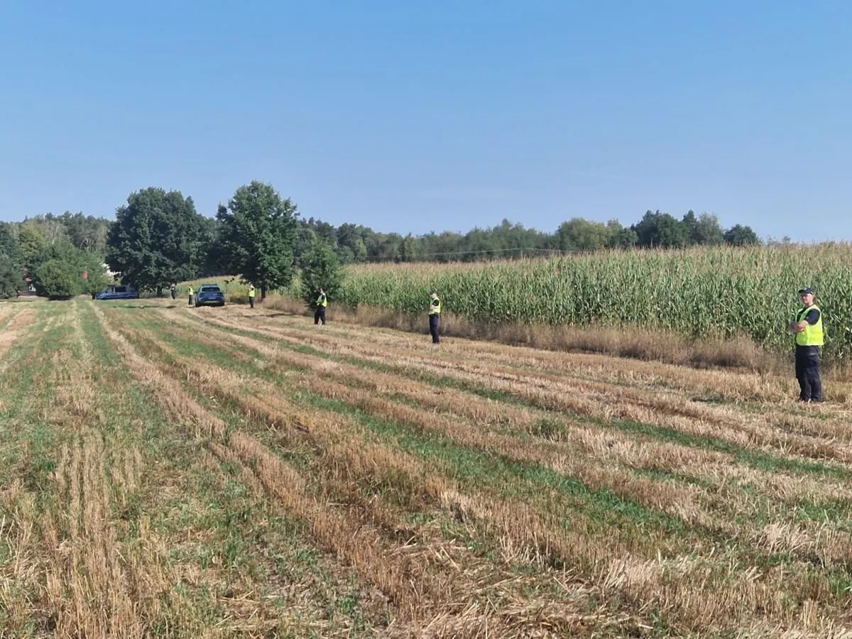 На сході Польщі посеред поля впав і вибухнув невідомий об'єкт (фото, відео) - today.ua