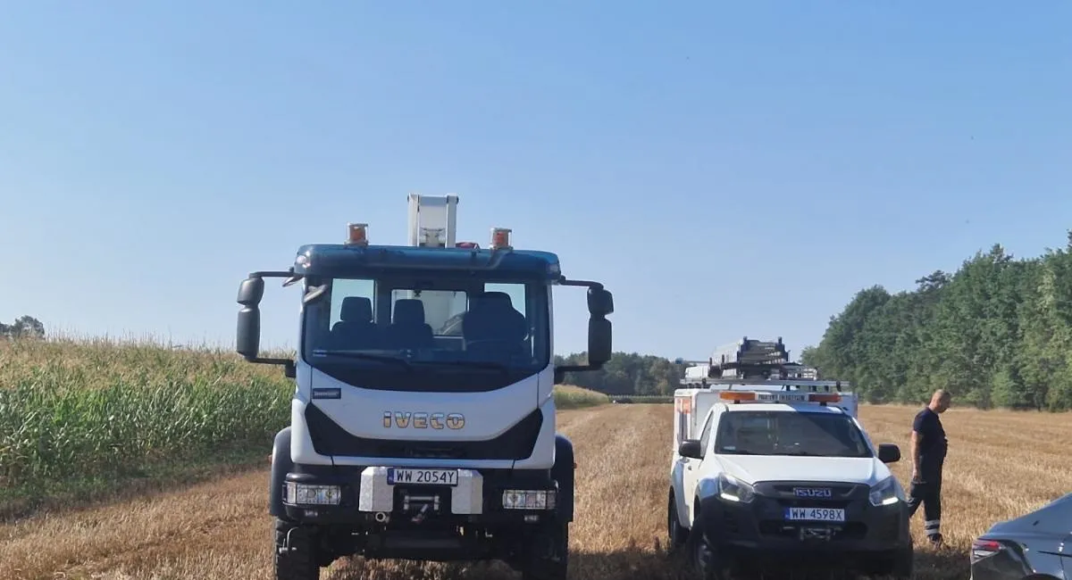 На сході Польщі посеред поля впав і вибухнув невідомий об'єкт (фото, відео) - today.ua