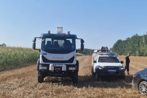 На сході Польщі посеред поля впав і вибухнув невідомий об'єкт (фото, відео)