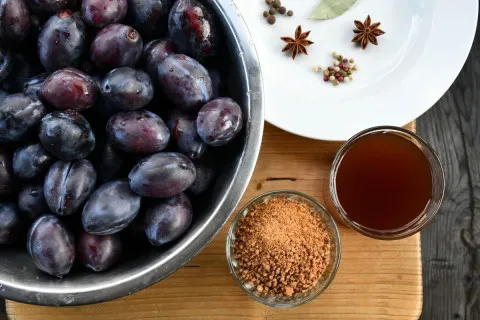 Маринованные сливы к мясу и для салатов: как приготовить ароматную и пряную закуску на зиму