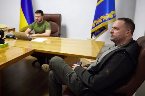 "Комедійні друзі" на Банковій: оточення Зеленського підриває довіру до України — The Times