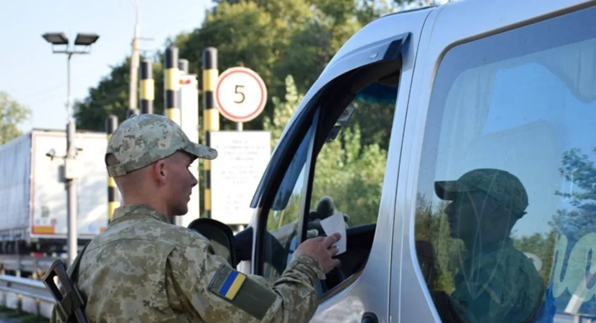 Для виїзду за кордон на авто деяким водіям слід отримати новий документ: кого стосується - today.ua