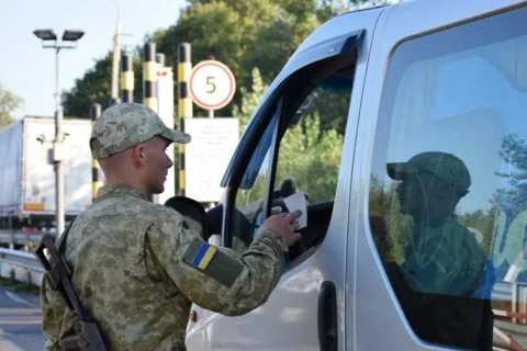 Для виїзду за кордон на авто деяким водіям слід отримати новий документ: кого стосується