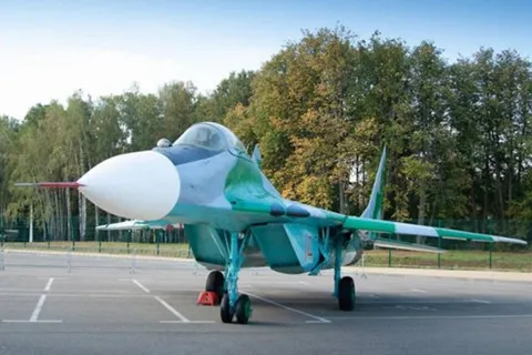 І долітався, і доїздився: у Єревані винищувач МіГ-29 потрапив в ДТП на дорозі (відео)