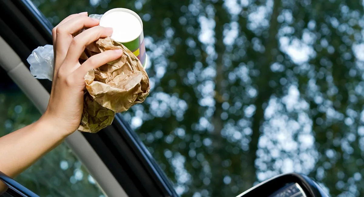 Італія вводить жорсткі штрафи на сміття викинуте з авто: як будуть карати - today.ua