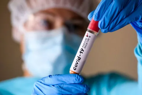 Маски возвращаются: COVID-19 накрывает Украину новой волной