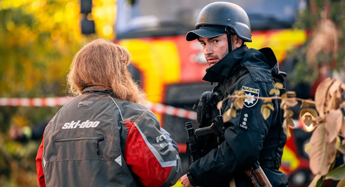 Мирне життя зруйноване в одну мить: в Херсоні ударний дрон розніс багатоповерхівку, є тяжко поранені (відео) - today.ua
