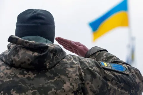 Вместо сцены - окопы и автомат: известный украинский певец присоединился к ВСУ