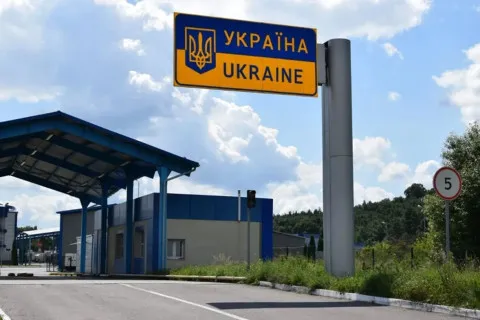 Хто з чоловіків до 22 років зможе виїжджати за межі України - подробиці та обмеження від уряду