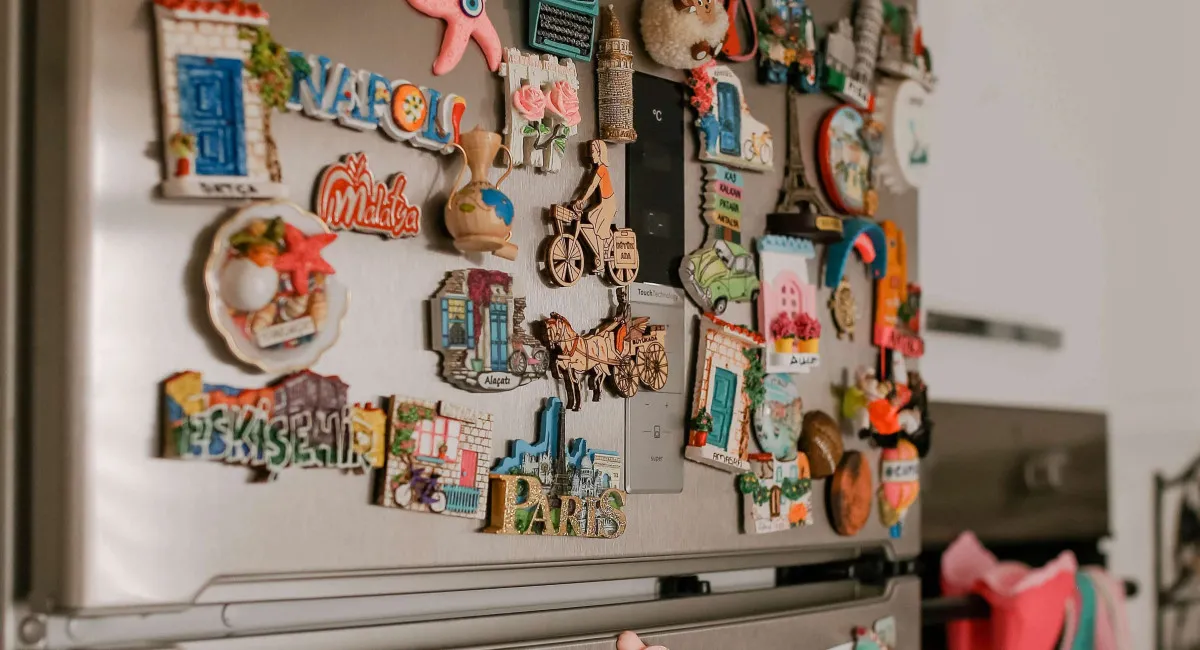 Whirlpool предупредил о неожиданной угрозе для холодильника от обычных магнитов на дверцах - today.ua