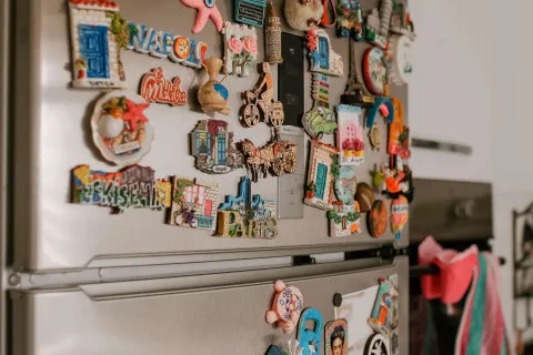 Whirlpool предупредил о неожиданной угрозе для холодильника от обычных магнитов на дверцах