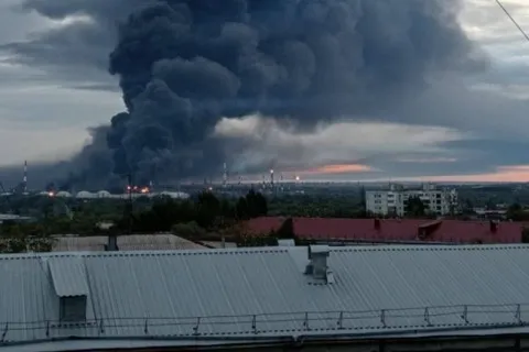 Дроны атаковали НПЗ в двух областях РФ: там бушуют масштабные пожары (фото, видео)