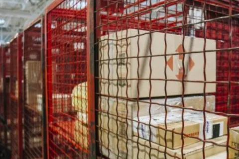 Ракета РФ попала по логистическому хабу "Новой почты" в Киеве: дойдут ли посылки адресатам