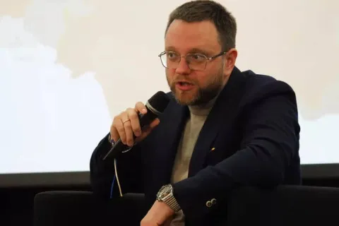 Беженцы как политический ресурс: нардеп раскритиковал украинцев за пассивность в протестах за рубежом