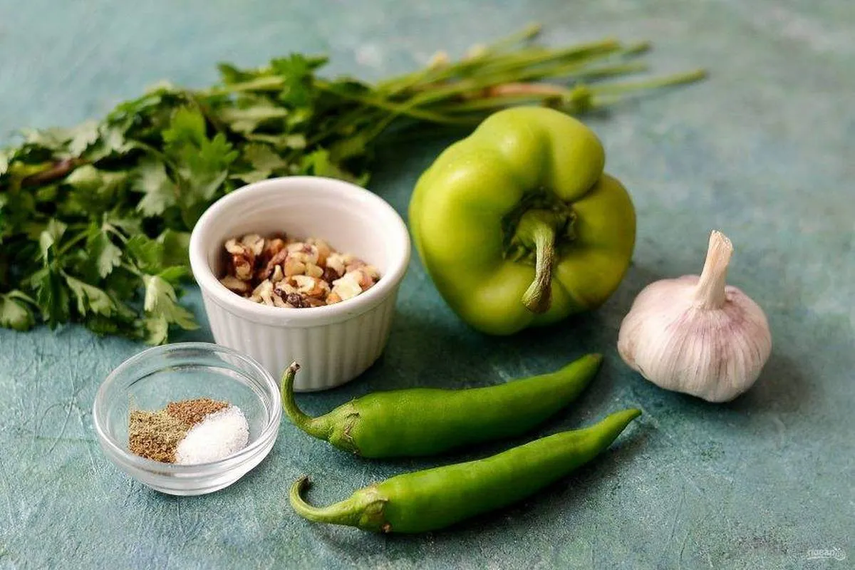 Сира аджика з болгарського перцю з горіхами: як приготувати соковиту закуску з яскравим смаком - today.ua