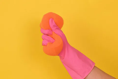 Ванна буде як нова: який бюджетний засіб допоможе позбутися жовтизни та нальоту