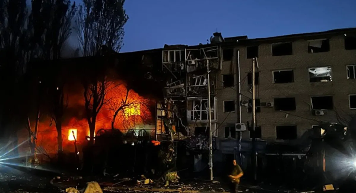 Запоріжжя у вогні: після 12 ударів знищено багатоповерхівку, місто затягнуло димом - today.ua