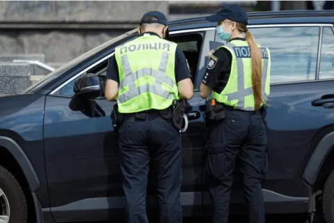 Неожиданная ловушка для водителей: когда за открытое окно в машине можно получить штраф