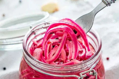 Маринованный лук для салата: как из простых продуктов сделать оригинальную закуску 