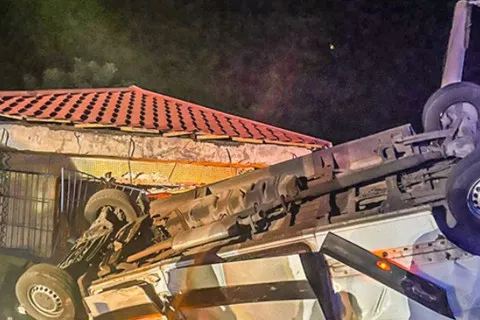 Трагедия на трассе "Днепр – Николаев": рейсовый автобус слетел с дороги и перевернулся, есть погибшие