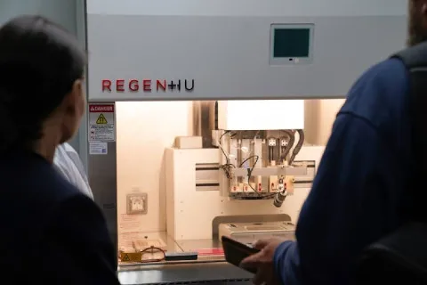 Уникальный шанс для тысяч искалеченных войной: в Украине появился аппарат, способный печатать новые кости