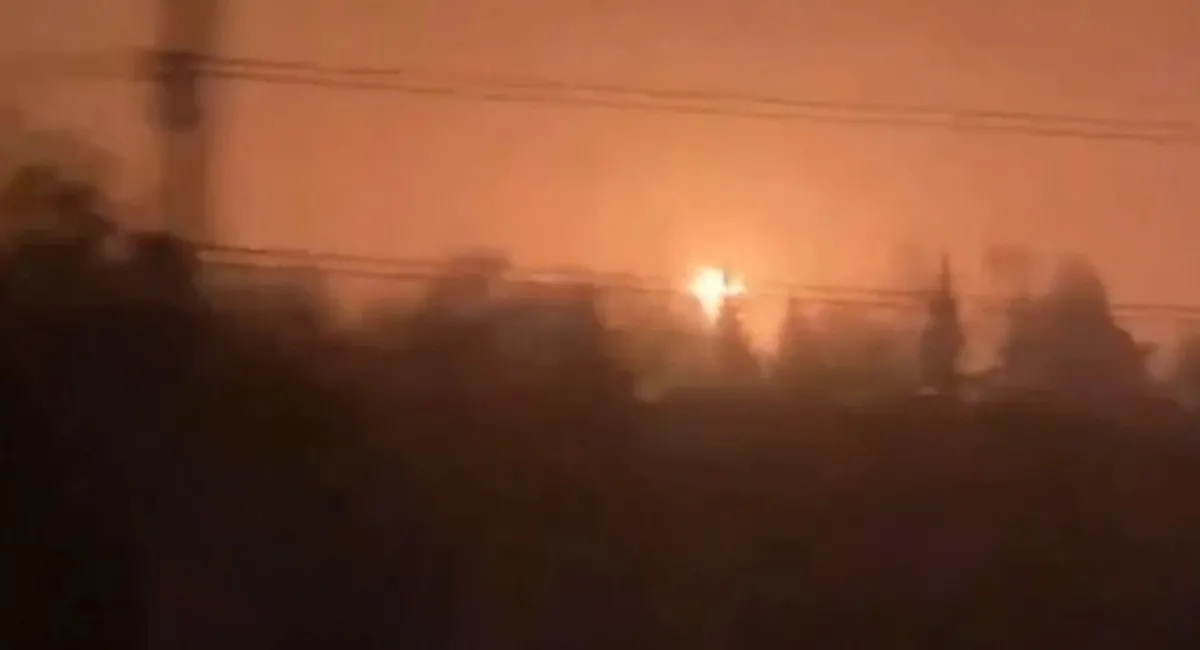 В Орловській області РФ після атаки дронів спалахнула місцева нафтобаза (відео) - today.ua