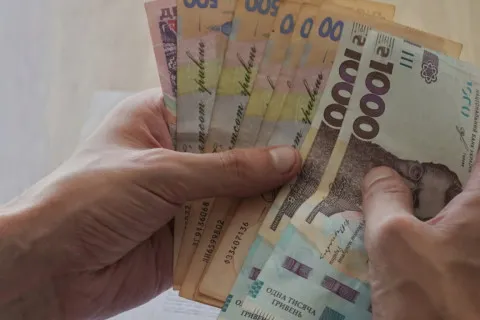 Украинцам раздадут по 11 тысяч гривен помощи от благотворительного фонда: какие документы следует подать