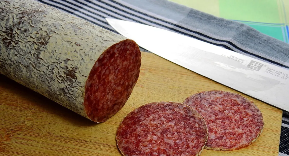 Названа самая опасная колбаса: какой продукт лучше оставить в магазине - today.ua