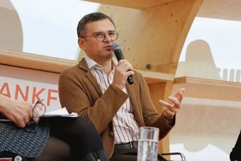 Дмитро Кулеба передумав воювати лопатою і закликає українців "прийняти болісну реальність"