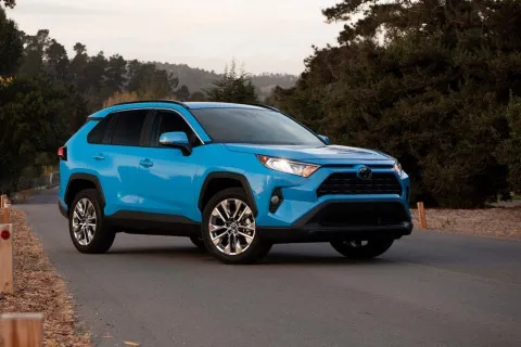 Неожиданные "сюрпризы" RAV4: эксперты назвали модель, которую покупателям лучше избегать