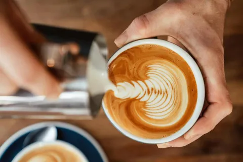 Кофе с пользой: 5 добавок, которые сделают утренний напиток более здоровым