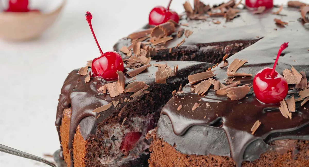 Торт П'яна вишня без зайвих клопотів: як легко приготувати смачний домашній десерт - today.ua