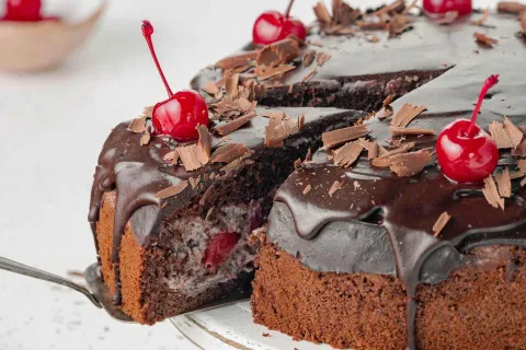 Торт "Пьяная вишня" без лишних хлопот: как легко приготовить вкусный домашний десерт