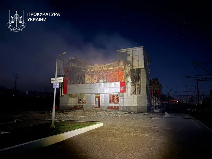 Жахливі кадри з Фастова: російські окупанти повністю знищили міський вокзал (фото) - today.ua